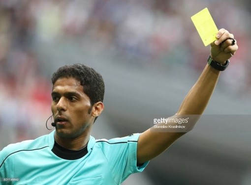 Vừa được FIFA gọi bắt World Cup, trọng tài đã dính tiêu cực
