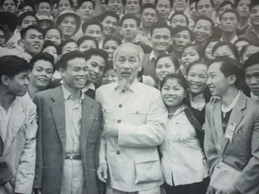 Kỷ niệm Ngày sinh của Bác, nghĩ về công tác cán bộ hiện nay