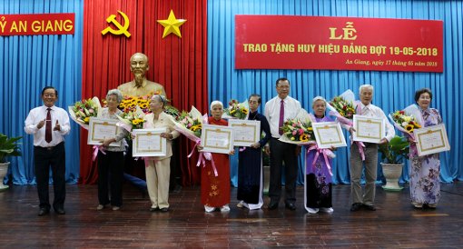 Trao Huy hiệu Đảng cho 24 đồng chí cao niên tuổi Đảng