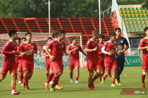 Công Phượng, Văn Toàn bị fan nữ Cần Thơ 'vây kín' ở Tây Đô