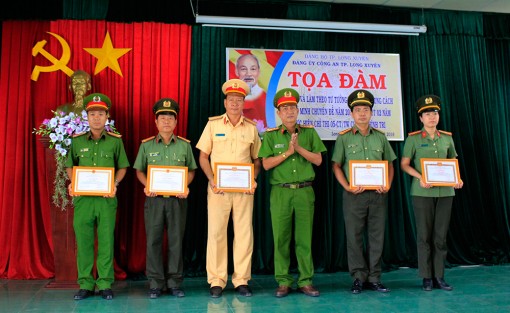 Công an TP. Long Xuyên tổ chức tọa đàm “Học tập và làm theo tư tưởng, đạo đức, phong cách Hồ Chí Minh” chuyên đề năm 2018