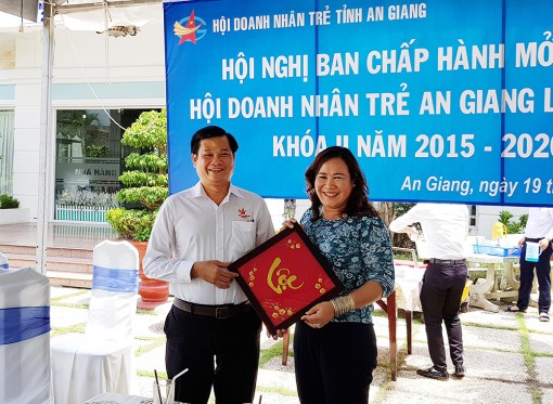 Doanh nhân trẻ ủng hộ các trường học 1.100 nón bảo hiểm