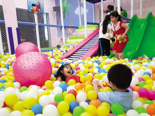 “Hấp dẫn” cà phê kết hợp khu vui chơi trẻ em