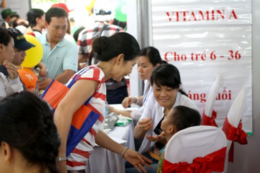 Ngày 1 và 2-6:  Đưa trẻ đi uống vitamin A