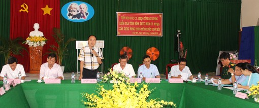 Phó Chủ tịch  UBND tỉnh  Lâm Quang Thi kiểm tra xây dựng nông thôn mới ở Chợ Mới