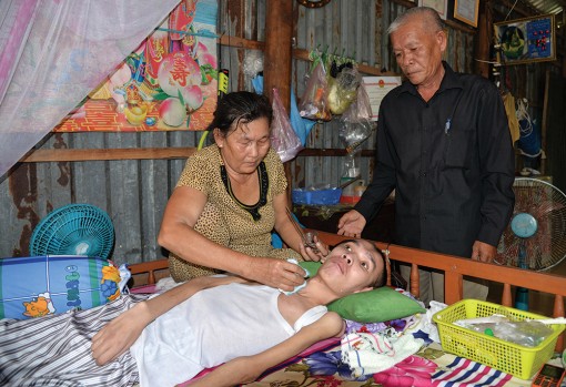 Thương cảnh vợ chồng già chăm sóc con trẻ liệt giường