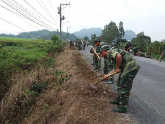 Cán bộ, chiến sĩ Trường Quân sự tỉnh lao động giúp dân xây dựng nông thôn mới