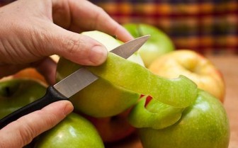 Cách rửa thuốc trừ sâu ngoài vỏ táo theo chuẩn khoa học