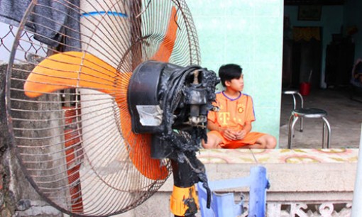 Lạ lùng đồ đạc trong nhà bỗng dưng bốc cháy
