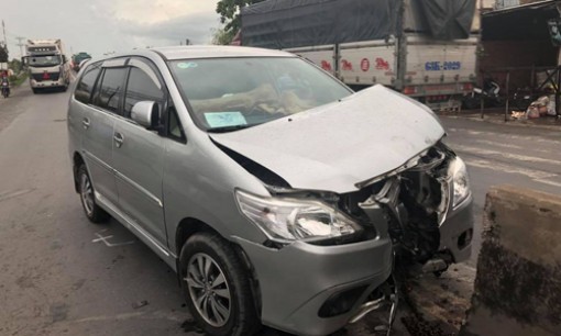 Tiền Giang: Ô tô đâm dải phân cách, 1 người tử vong