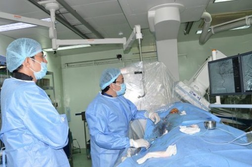 Can thiệp mạch máu não thành công cho 2 bệnh nhân