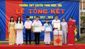 Trường THPT Chuyên Thoại Ngọc Hầu khen thưởng hơn 1.000 học sinh giỏi