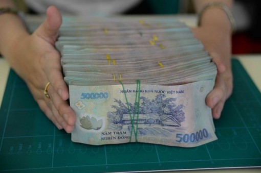 Lãi suất huy động tiền đồng tăng giảm trái chiều