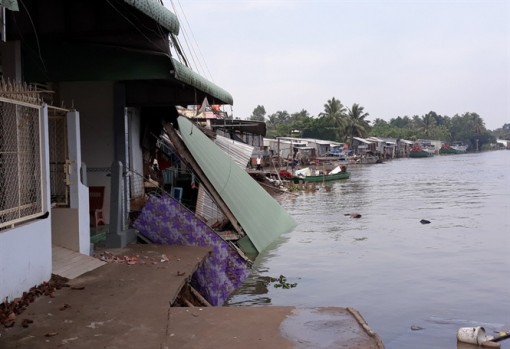 Liên tiếp sạt lở 2 bờ sông Ô Môn
