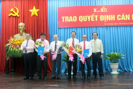 Ban Thường vụ Tỉnh ủy trao quyết định điều động, bổ nhiệm, bổ nhiệm lại và nghỉ hưu cho 14 đồng chí lãnh đạo