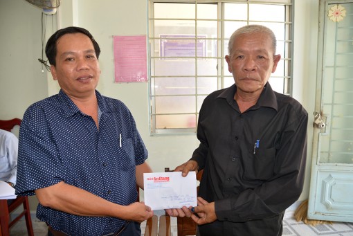 Trao tiền bạn đọc hỗ trợ ông Nguyễn Văn Văn
