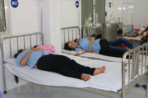 Bến Tre: 50 công nhân phải nhập viện nghi bị ngộ độc thực phẩm