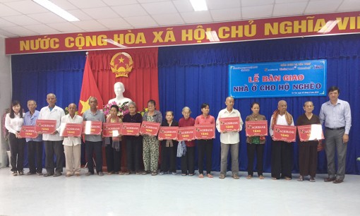 10 tỷ đồng xây nhà cho hộ nghèo