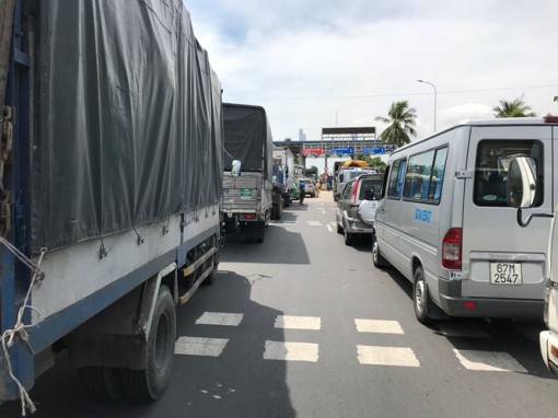 Kẹt xe nghiêm trọng ở BOT T1 vì tài xế phản đối trạm chần chừ giảm giá