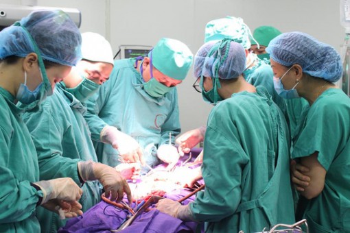 Cần Thơ: Cứu sống mẹ con sản phụ bị nhau cài răng lược hiếm gặp