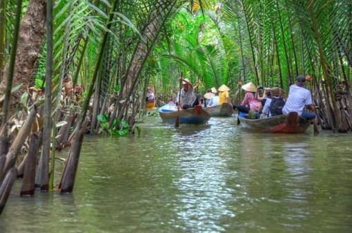 Về Bến Tre thích thú chèo xuồng ba lá, tự tay làm kẹo dừa