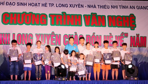 Tặng quà cho thiếu nhi có hoàn cảnh khó khăn TP. Long Xuyên nhân ngày Quốc tế Thiếu nhi