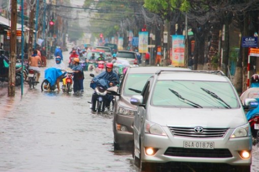 Vĩnh Long: Lo ngập đường mùa mưa, nước tràn nhà mùa lũ