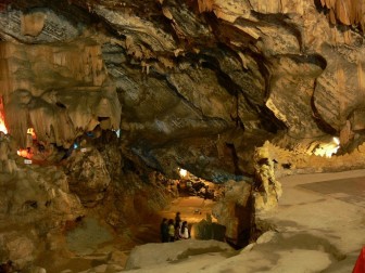 Kỳ thú hang động Việt Nam như rồng chúa vờn ngọc