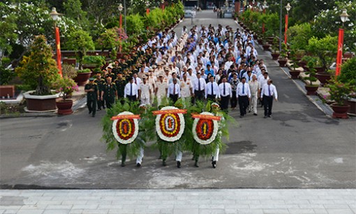 Lãnh đạo tỉnh Tiền Giang viếng Nghĩa trang Liệt sĩ