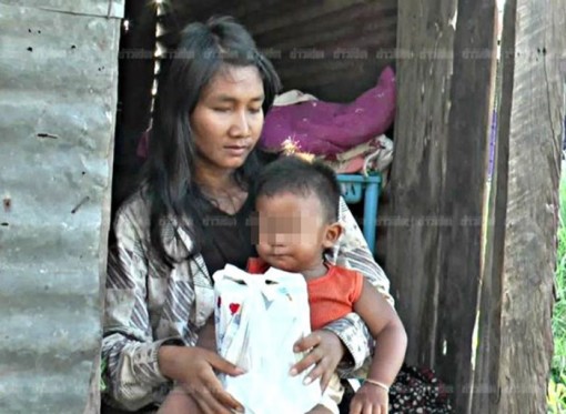 Cô gái mù một mình nuôi con được người đàn ông bị liệt hiến mắt