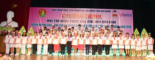 Liên đội Trường Tiểu học Nguyễn Du giải nhất Hội thi nghi thức Đội