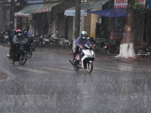 Đêm 11-6, mưa dông bao trùm các khu vực trên cả nước