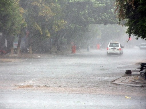 Chiều tối và đêm 12-6, các khu vực trong cả nước đều có mưa và dông