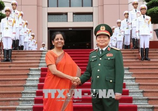 Bộ trưởng Bộ Quốc phòng Ấn Độ thăm chính thức Việt Nam
