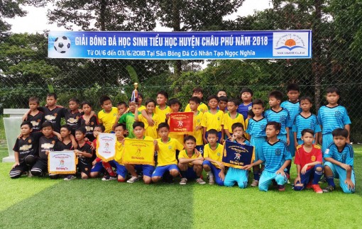 Sân chơi bóng đá cho học sinh trong dịp hè