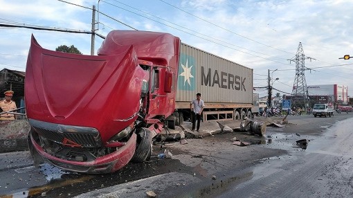 Tiền Giang: Xe đầu kéo tông ngã hàng loạt dải phân cách trên QL1A
