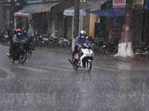 Bắc Bộ có mưa rào và dông, Hà Nội đề phòng tố, lốc, gió giật mạnh