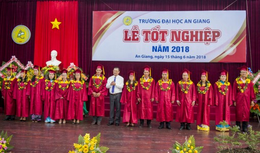 Lễ tốt nghiệp và trao bằng cho các tân thạc sĩ, cử nhân, kỹ sư