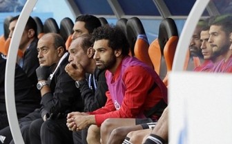 Salah ngao ngán ngồi ngoài nhìn ĐT Ai Cập thua Uruguay