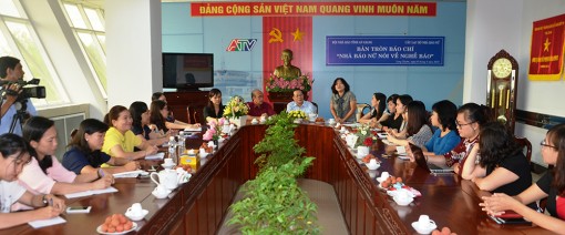 Tọa đàm “Bàn tròn báo chí - Nhà báo nữ nói về nghề”