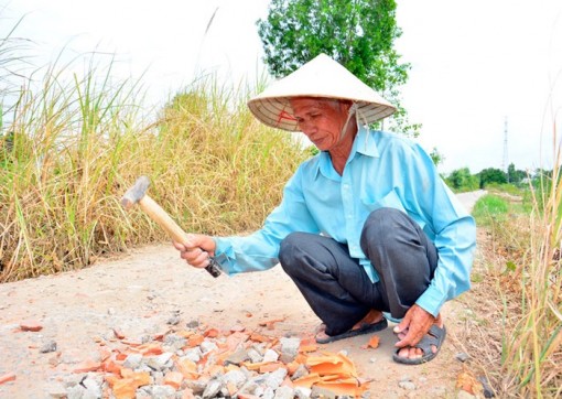 Bất kể nắng mưa, U80 hơn chục năm lặng lẽ vá đường
