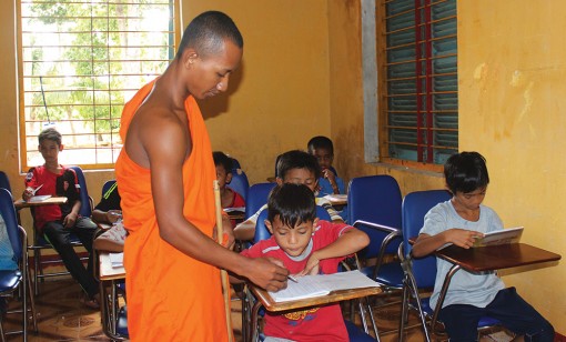 Dạy chữ Khmer trong chùa