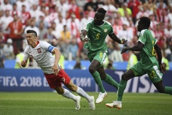 Szczesny tái hiện sai lầm ở Carling Cup, Ba Lan phơi áo khó hiểu trước Senegal