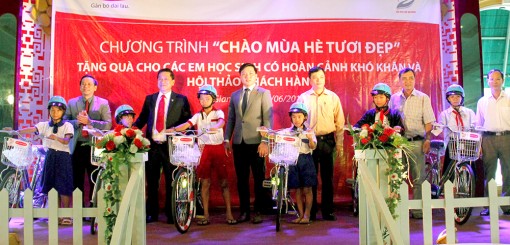 Tặng quà học sinh có hoàn cảnh khó khăn