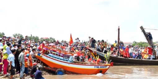 Trà Vinh: Hàng chục ngàn người dự lễ hội Nghinh Ông