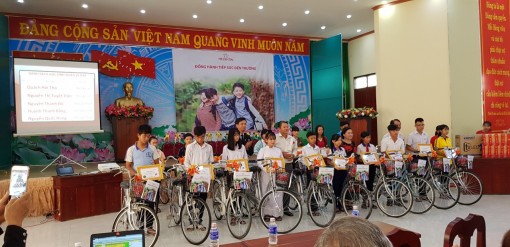 Prudential đồng hành tiếp sức học sinh nghèo đến trường