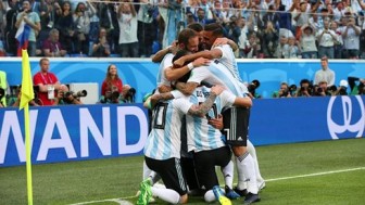 Messi lập công, Argentina rưng rưng hạnh phúc qua vòng bảng