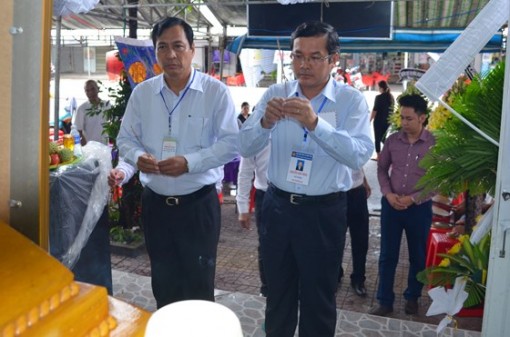 Bộ GD-ĐT viếng thầy giáo coi thi bị đột tử