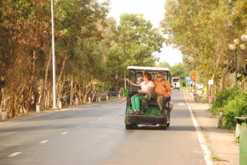 Đồng Tháp: Thí điểm xe chạy năng lượng điện vận chuyển khách du lịch ở TP.Sa Đéc