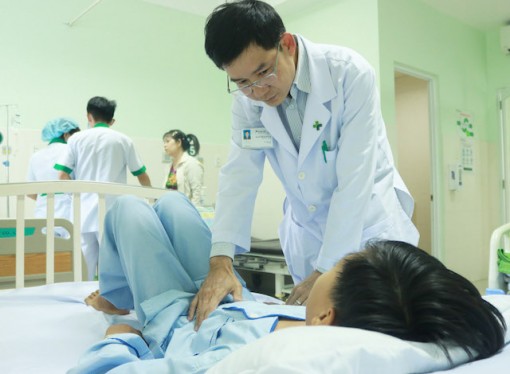 Cứu sống bé trai 13 tuổi té cây vỡ lá lách